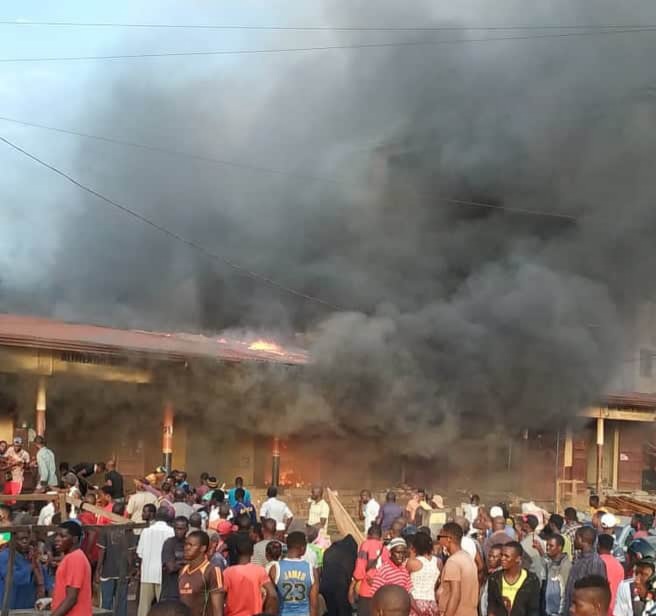 Sonfonia : un violent incendie ravage plusieurs boutiques et habitations