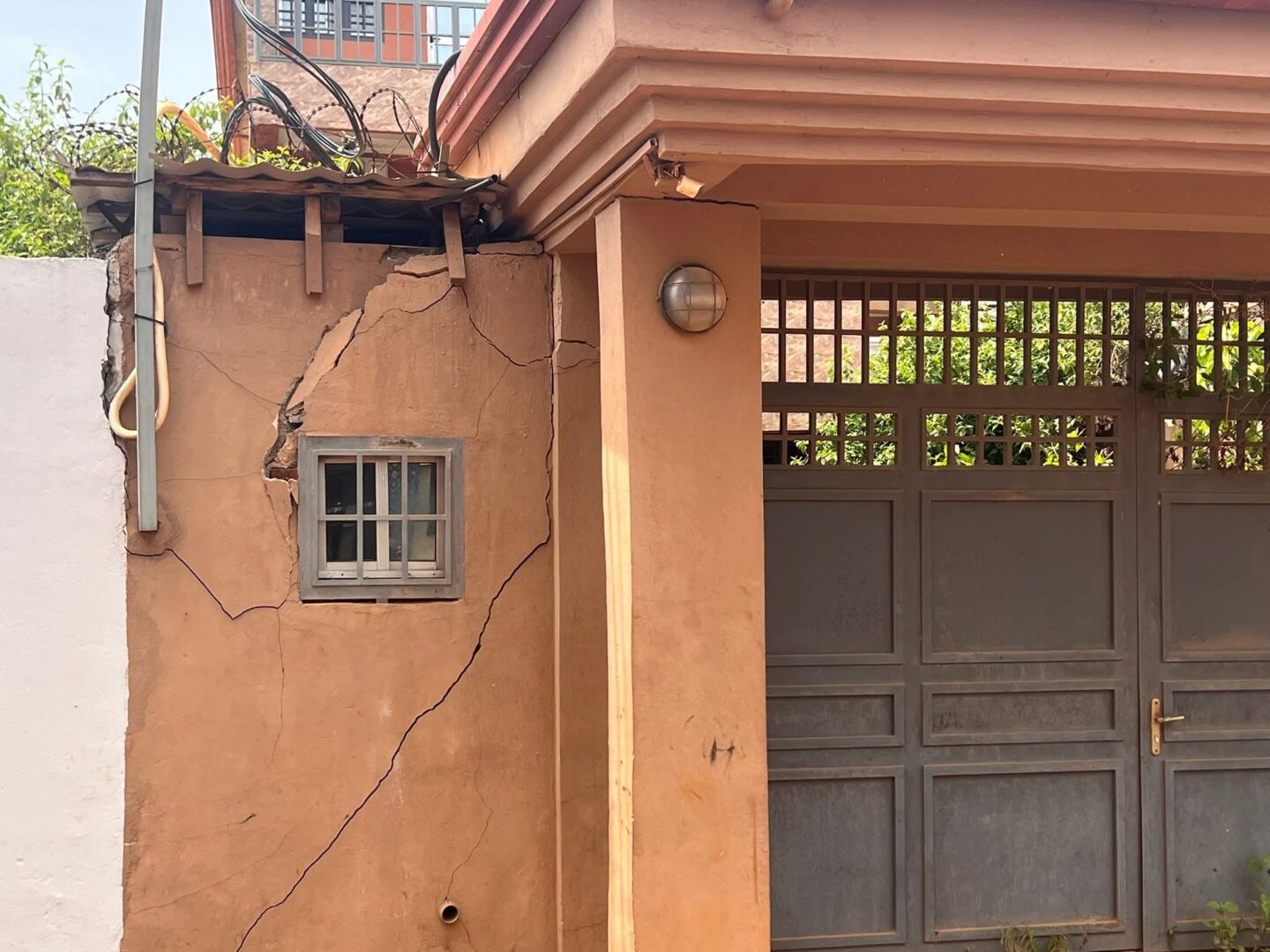 Des fissures alarmantes à Nongo : plusieurs familles contraintes d’abandonner leurs maisons