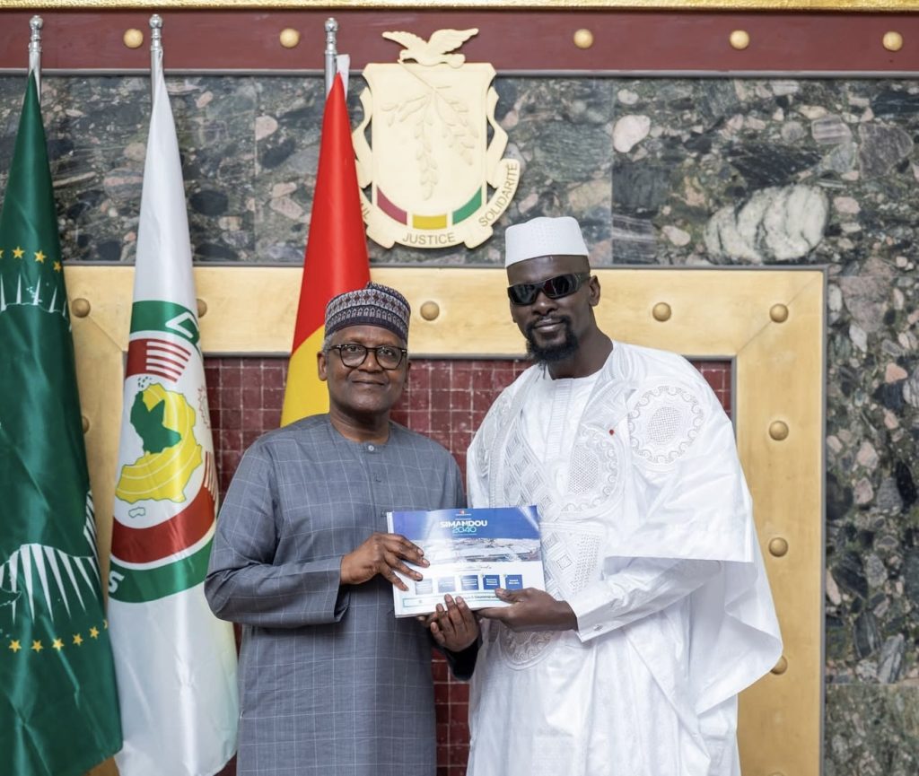 Mamadi Doumbouya reçoit Aliko Dangote à Conakry