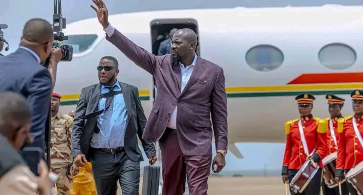 Guinée : Mamadi Doumbouya regagne Conakry après son congé annuel