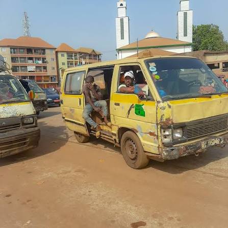 Transport en commun à Conakry : les Magbana, un moyen de déplacement incontournable pour des milliers de citoyens