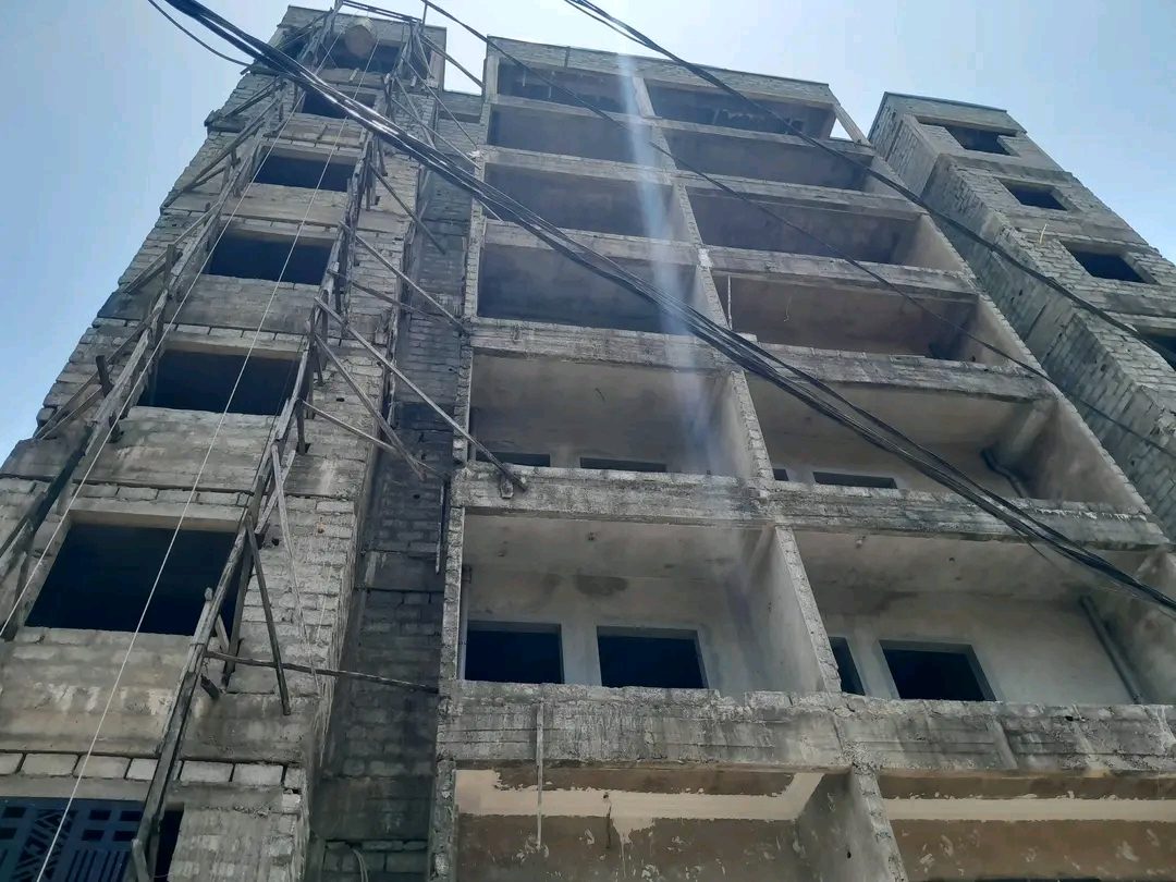Conakry : un menuisier trouve la mort après une chute du 7ᵉ étage d’un immeuble en construction
