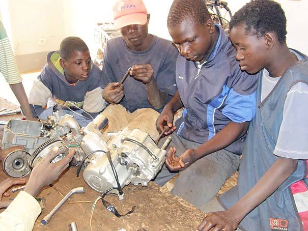 Jeunesse : de plus en plus de jeunes se tournent vers les petits métiers pour survivre